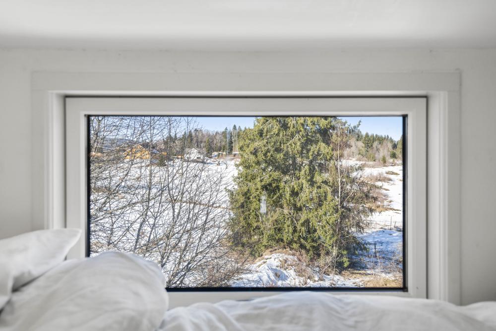 Hvitt PVC-vindu med flott utsikt til naturen