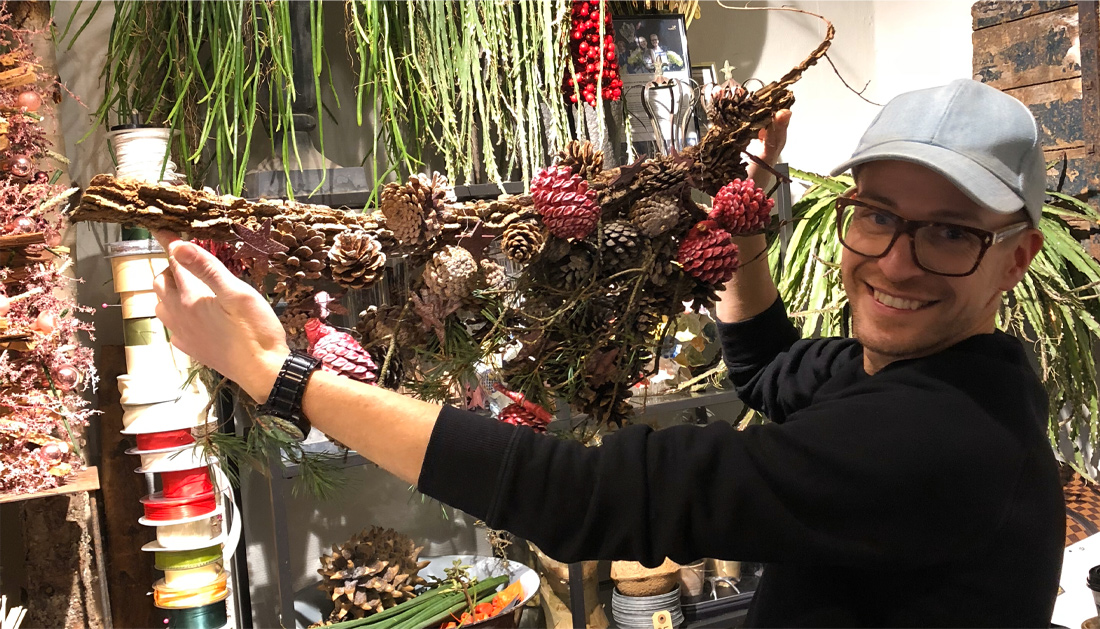 Hjemmelavet facadekrans lavet med grene, gran og kogler